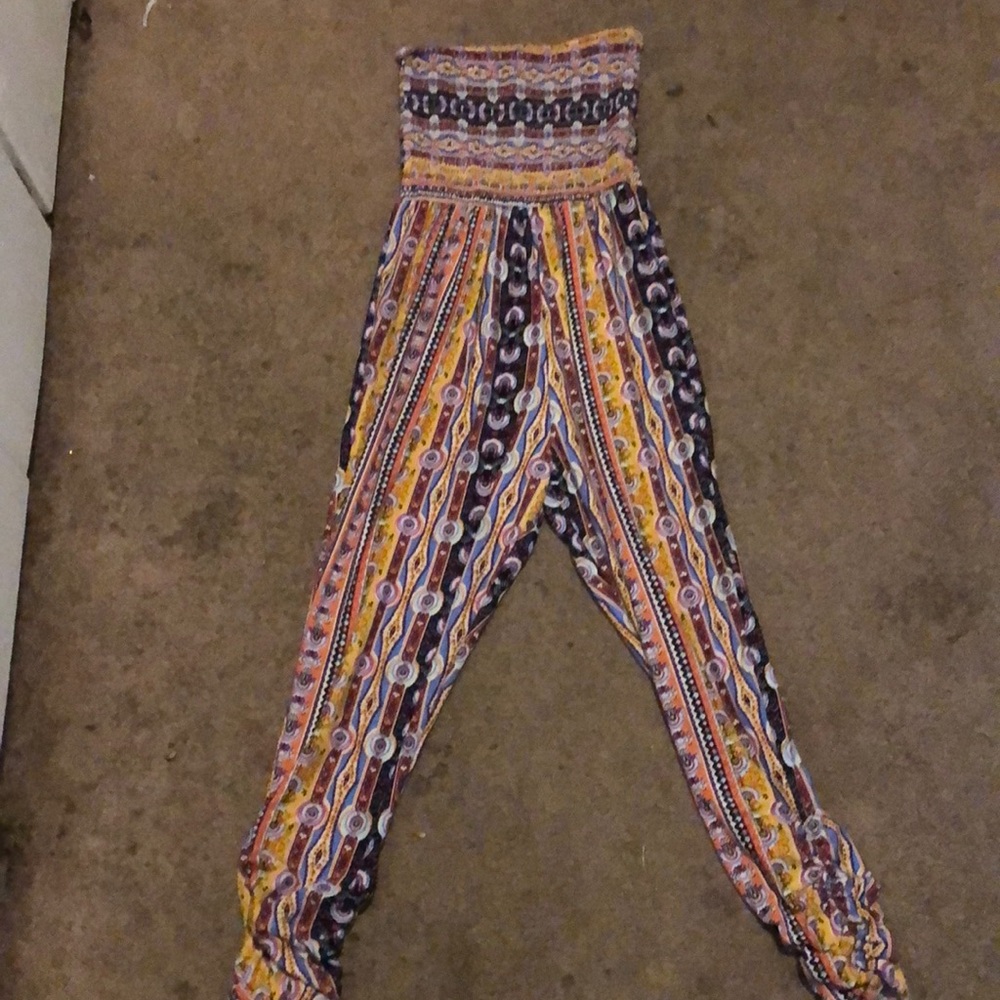 Pretty patterned party romper size small in women’s.